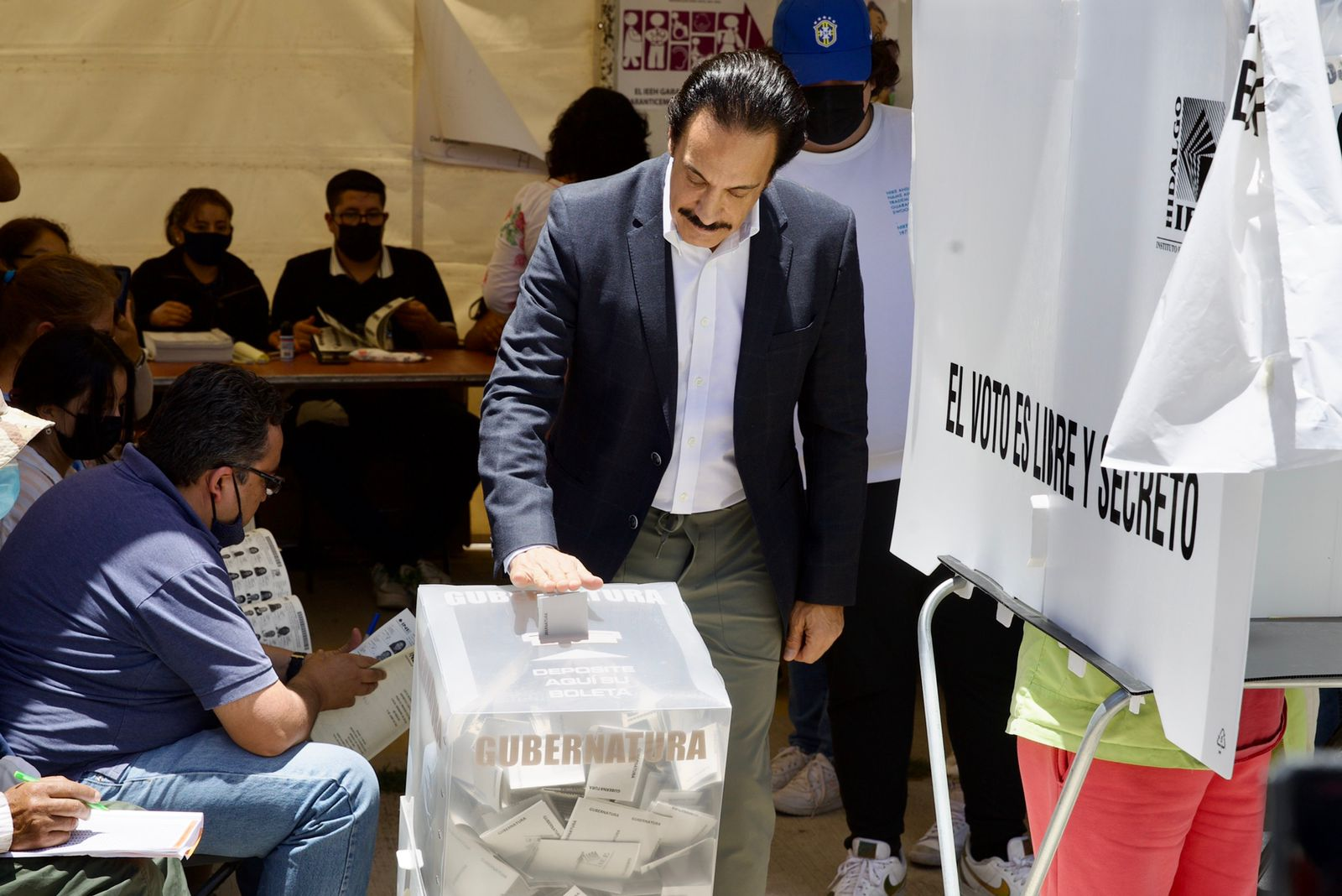 Omar Fayad, gobernador de Hidalgo, emitió su voto